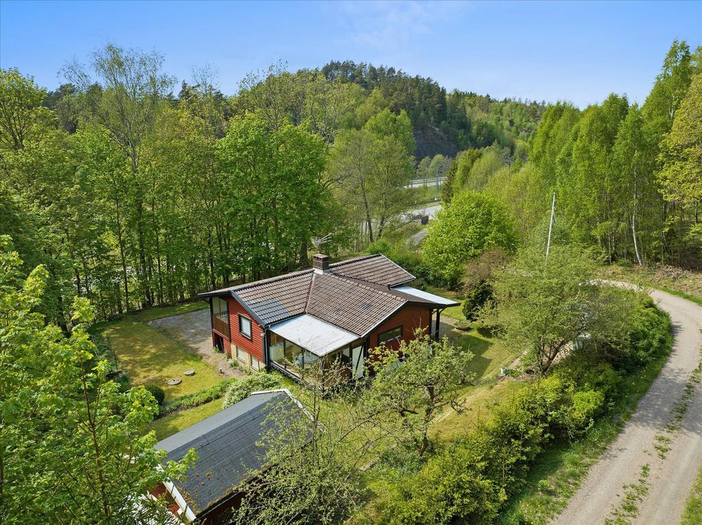 Här bor du omringad bland grönska samtidigt du finner alla bekvämligheter i närområdet