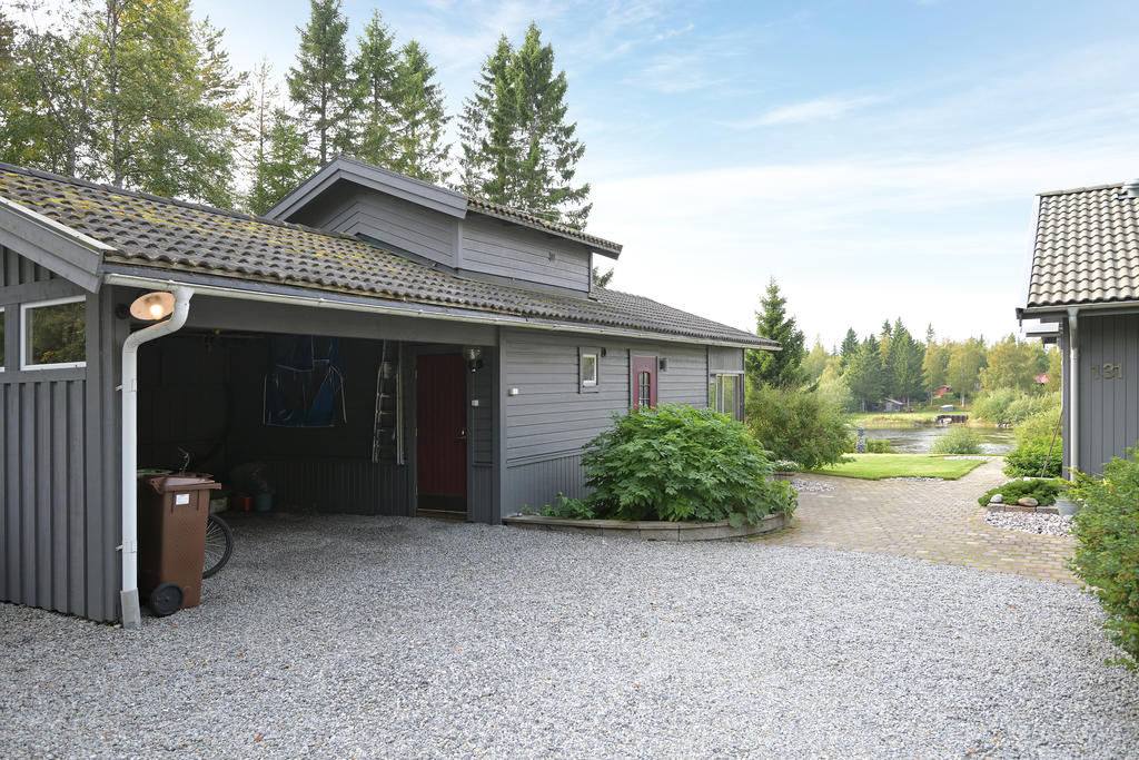 Carport finns bakom gästhuset