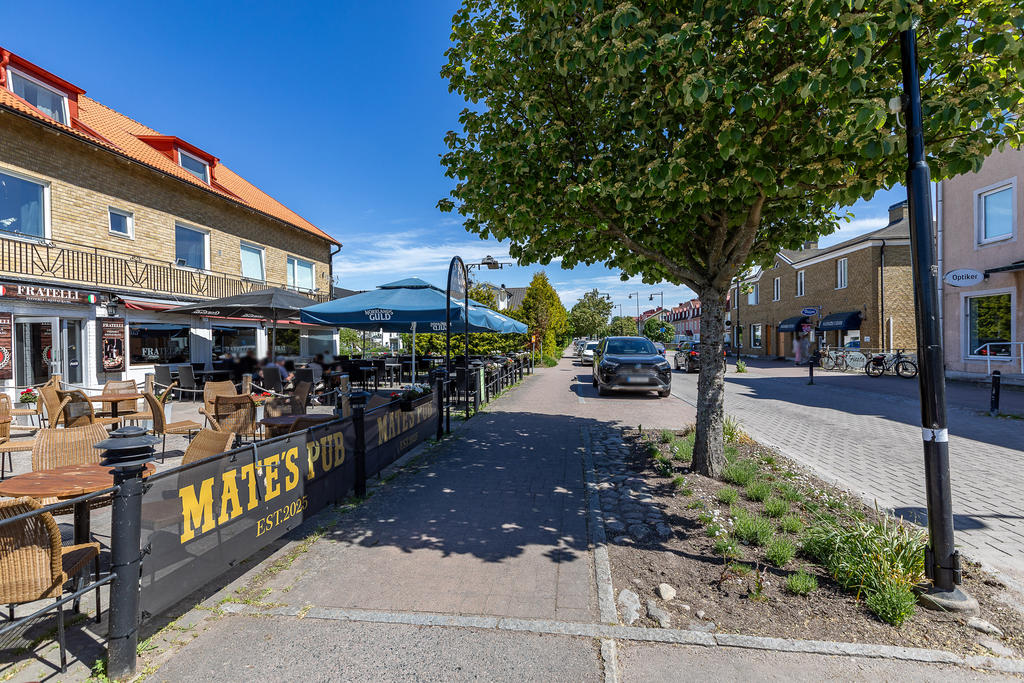 Guldläge längs med Storgatan i Färjestaden som går ner mot hamnen.