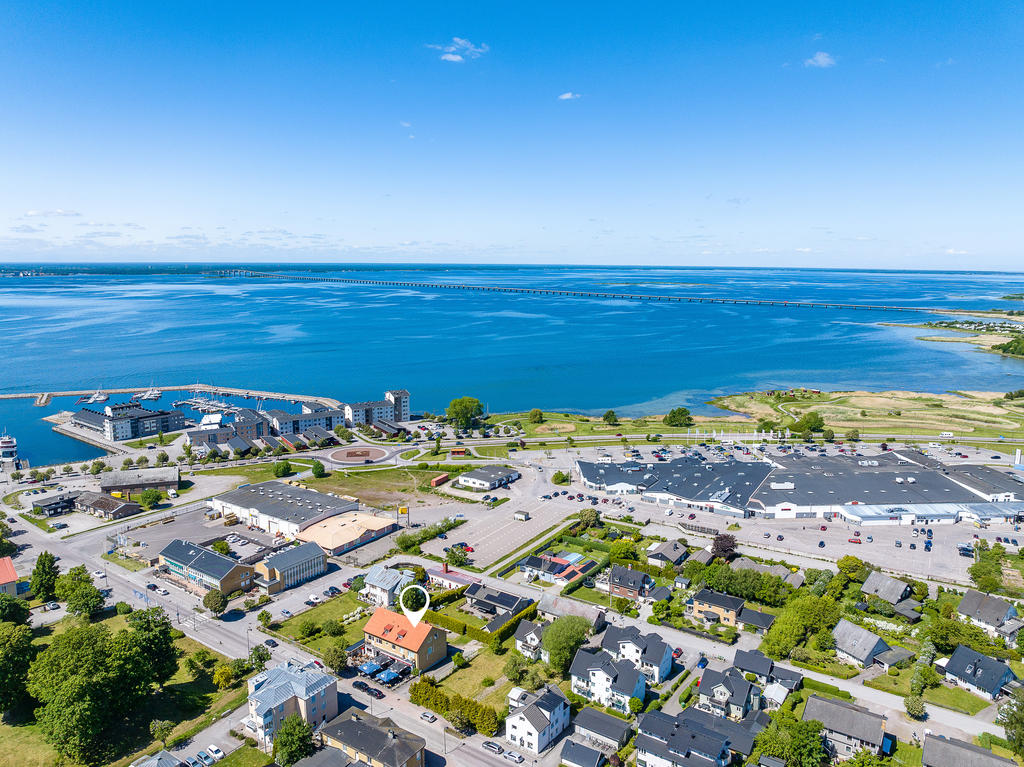 Centralt läge mitt i en framtida utveckling av Färjestaden! Närhet till Ölands Köpstad.