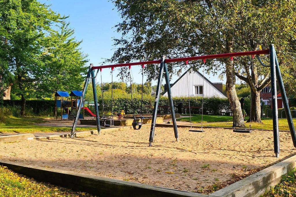 Vid områdets lekplats är uppskattad av både stora och små
