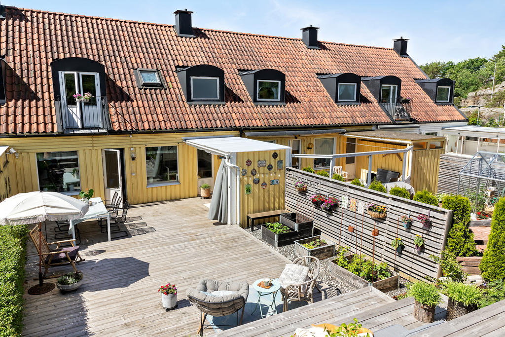 Tack vare den genomtänkta terrasseringen kan solen följas från morgon till kväll, något som är ovanligt för ett hem med österläge