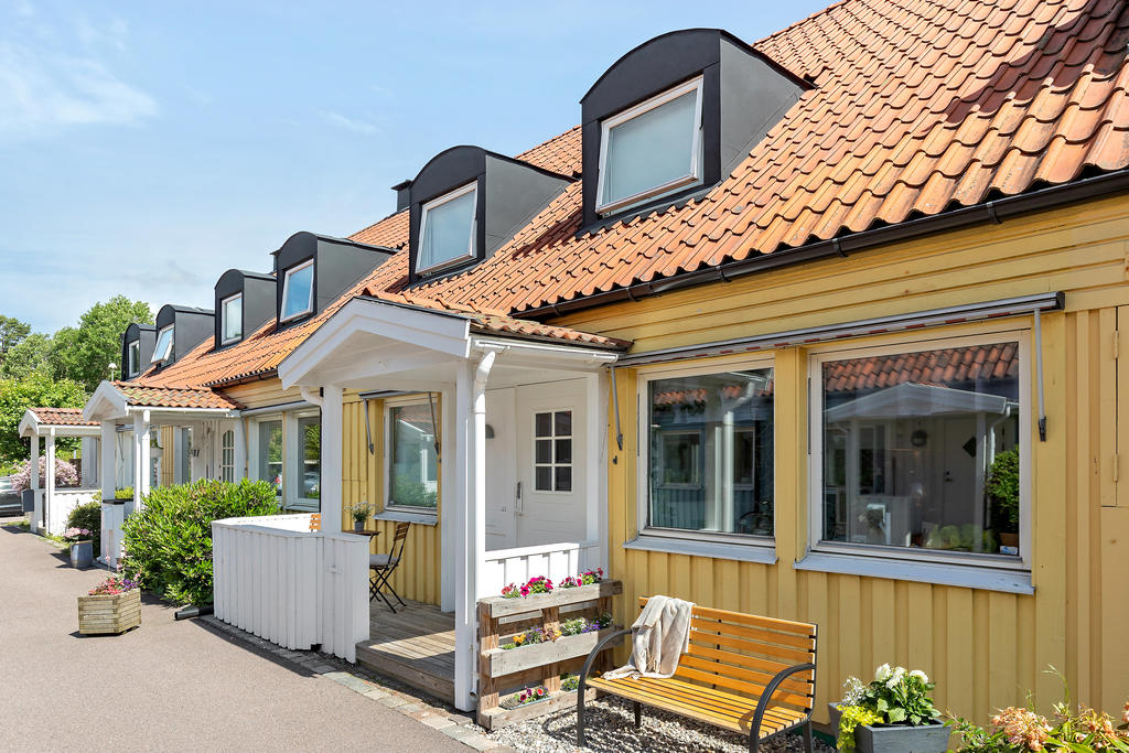 I området råder en härlig gemenskap med en fin mix av boende i olika åldrar. Här växer barn upp sida vid sida med grannar som bott i området i många år, något som bidrar till den trygga och välkomnande atmosfären