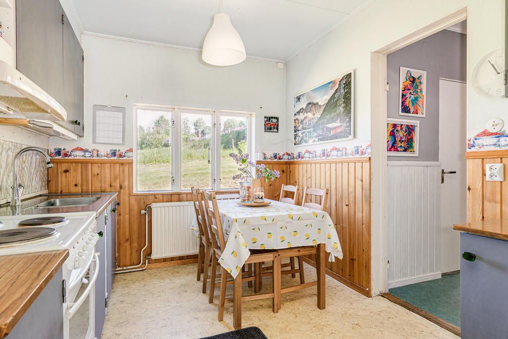 Funktionellt kök med plats för mindre matgrupp.