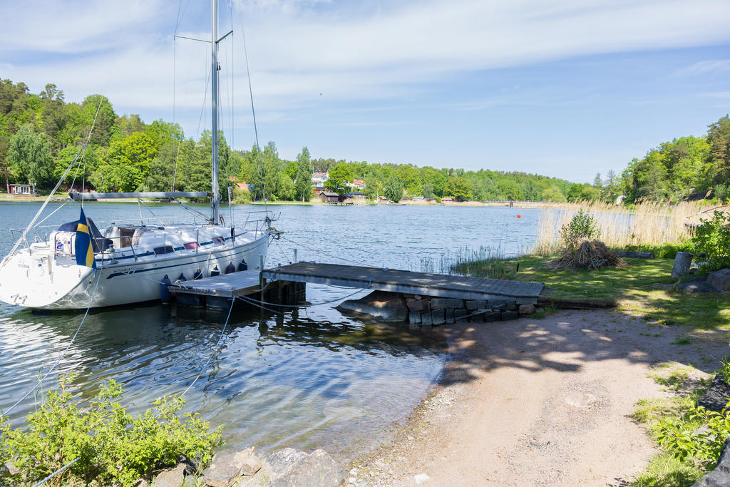 Sandstrand och egen brygga 
