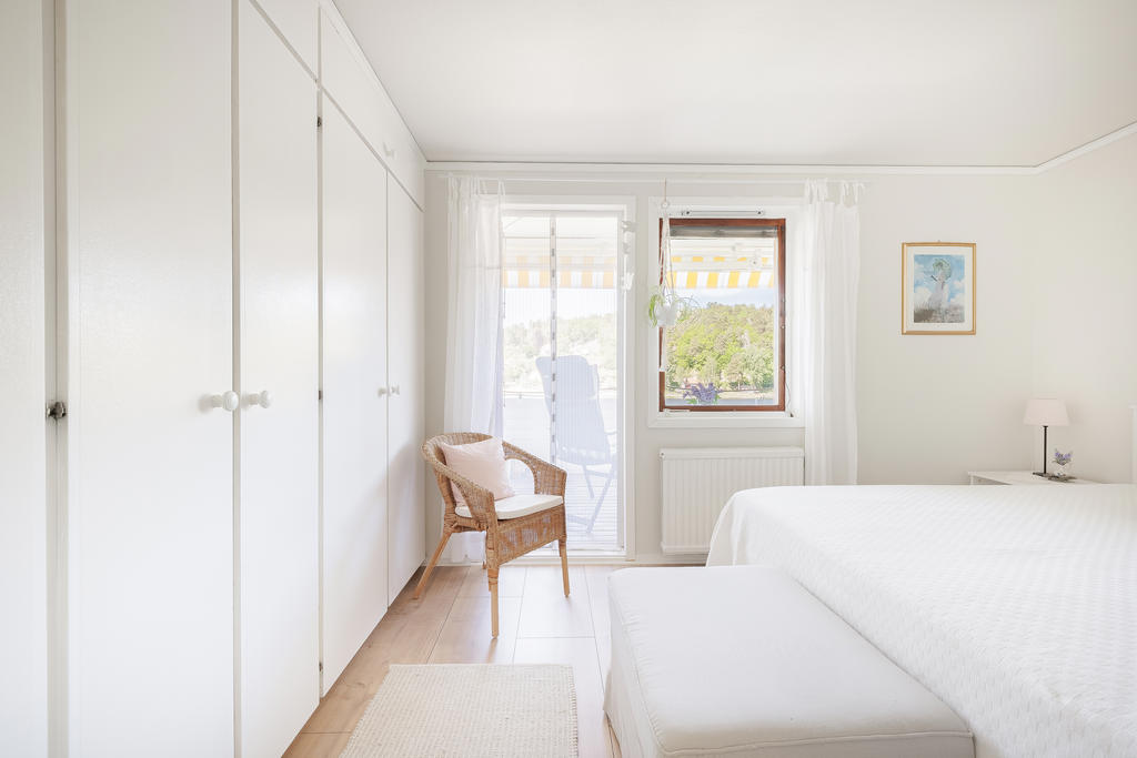 Sovrum 1 med utgång till balkongen