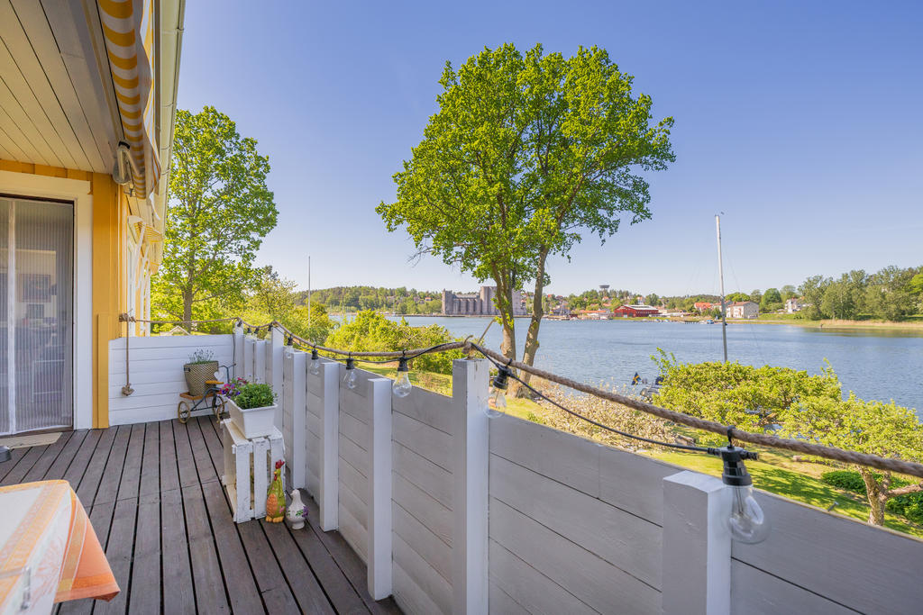 Möblerbar balkong mot vattnet, här njuter du av kvällssolen