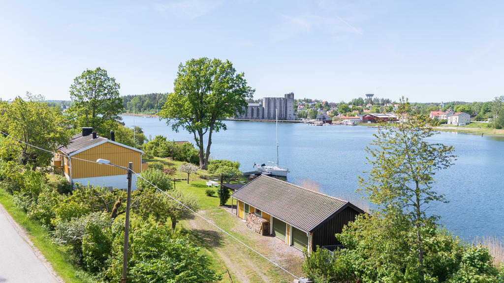 Dubbelgarage med förrådsdel