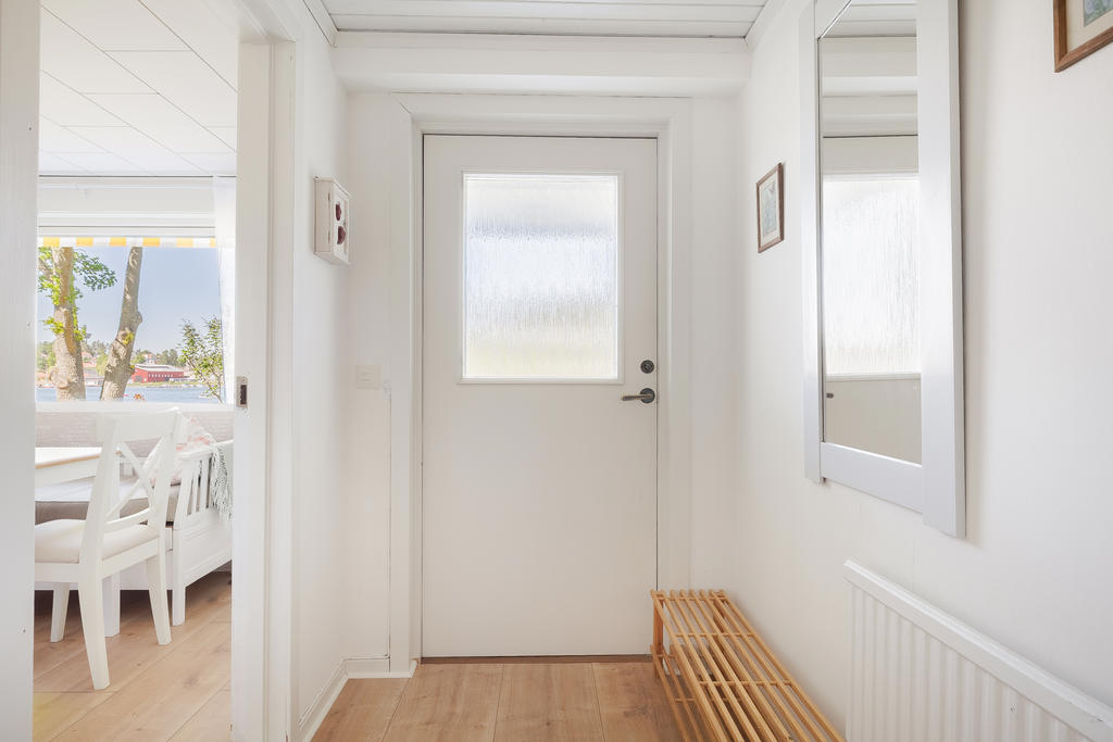 Hall med utgång till sjösidan