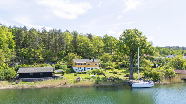 Unik strandfastighet med bred och lång strandremsa 