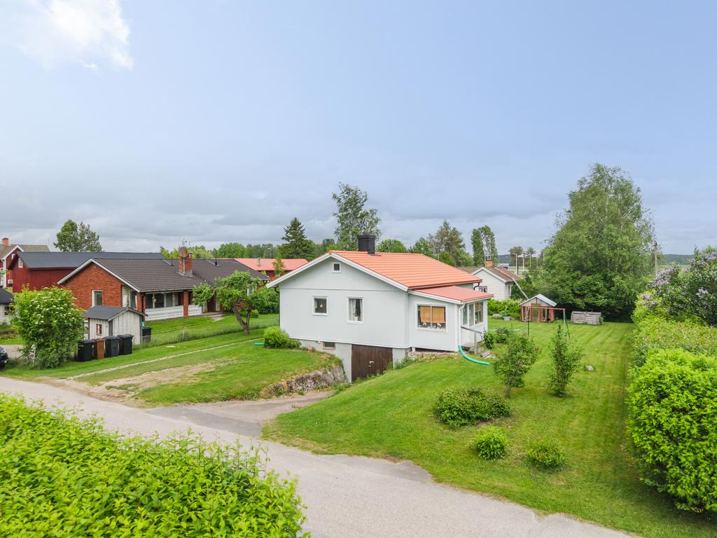 Huset har fått nymålad fasad 2026, nytt tak och samtliga ytskikt uppdaterade. 