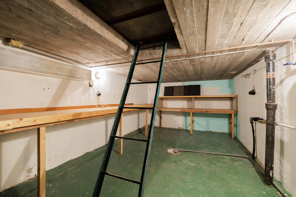 Källarrum med lucka upp till garaget