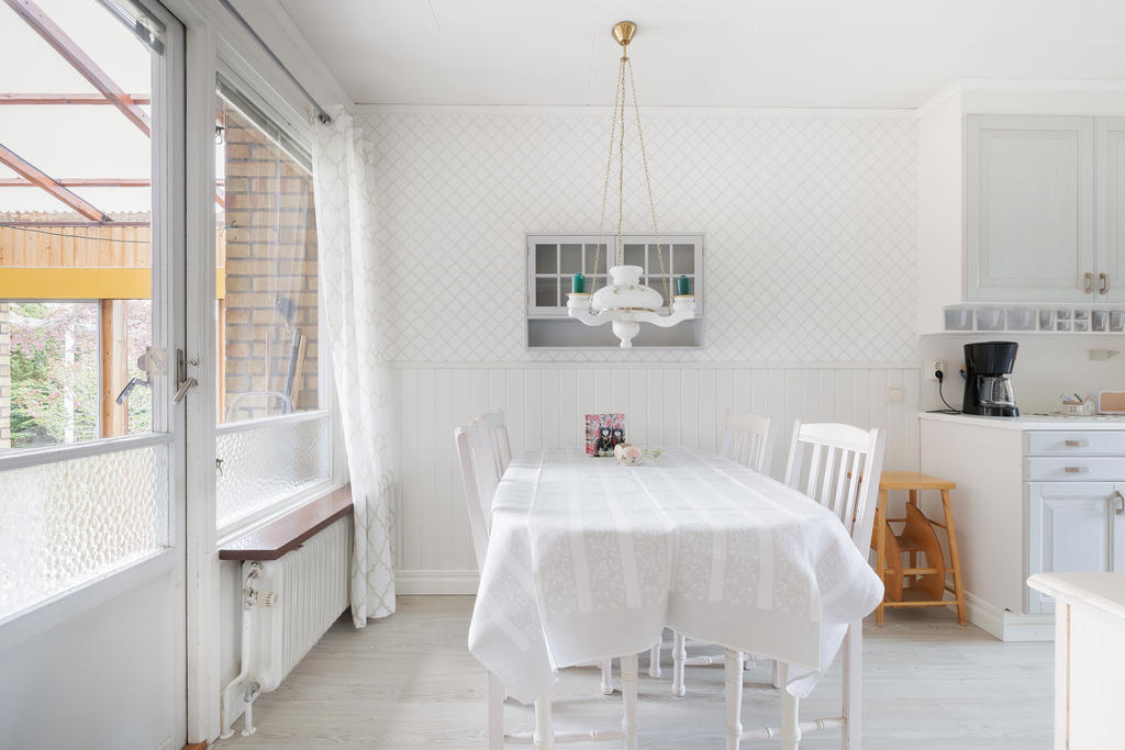 Matplatsen i köket, utgång till uterummet