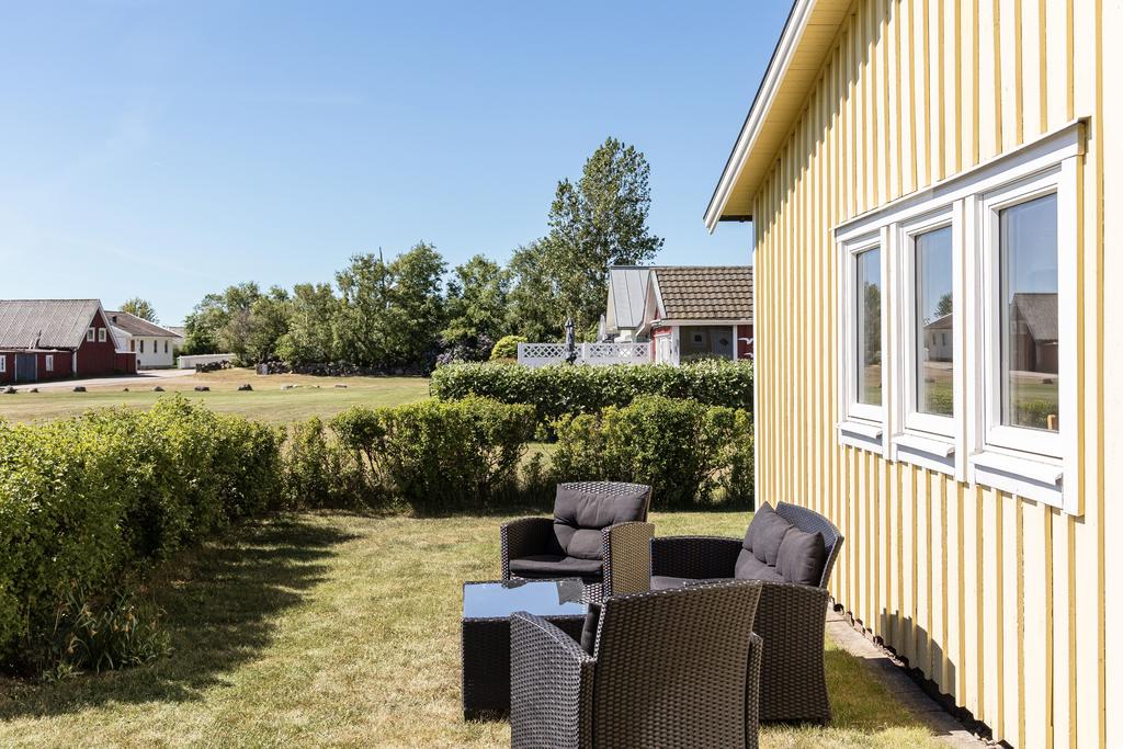 Stugan ligger fritt på en hörntomt.