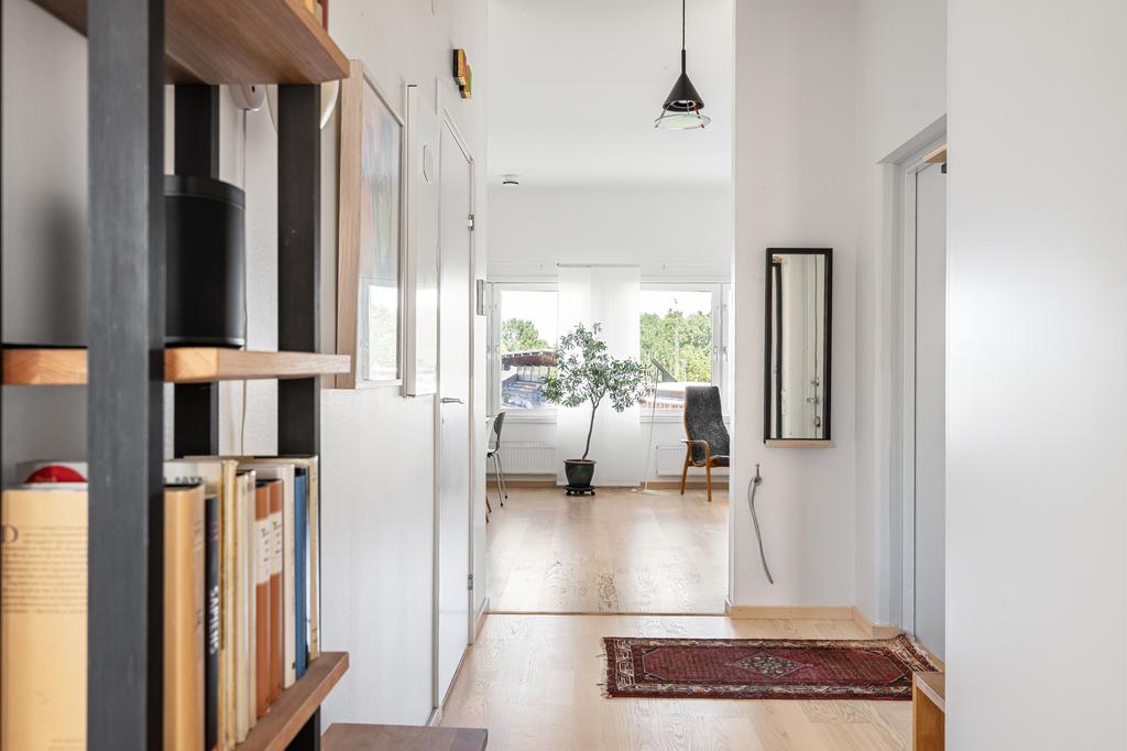 Hall mot kök och vardagsrum