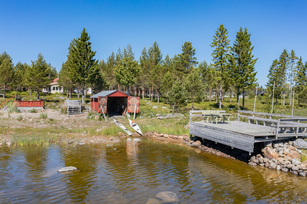 Båthus vid havet