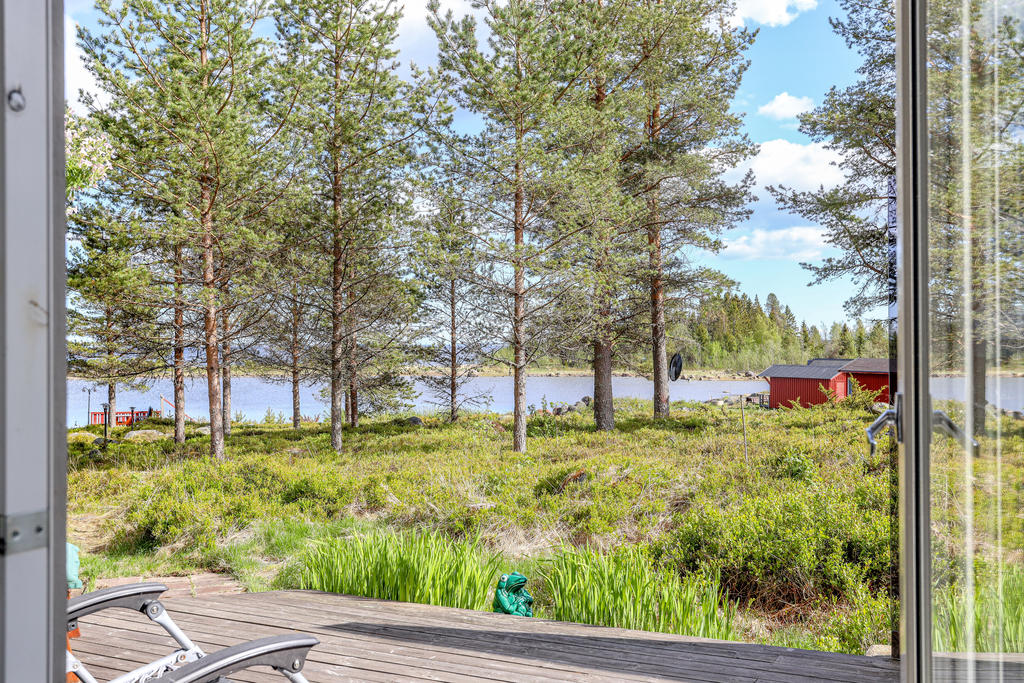 Från huset och balkongdörren