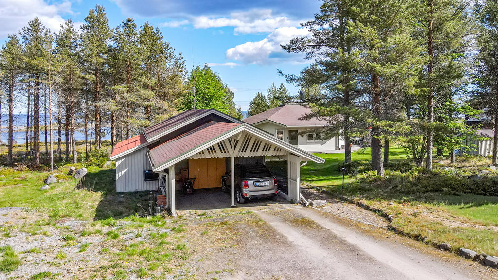 Gäststuga /förråd och dubbel carport