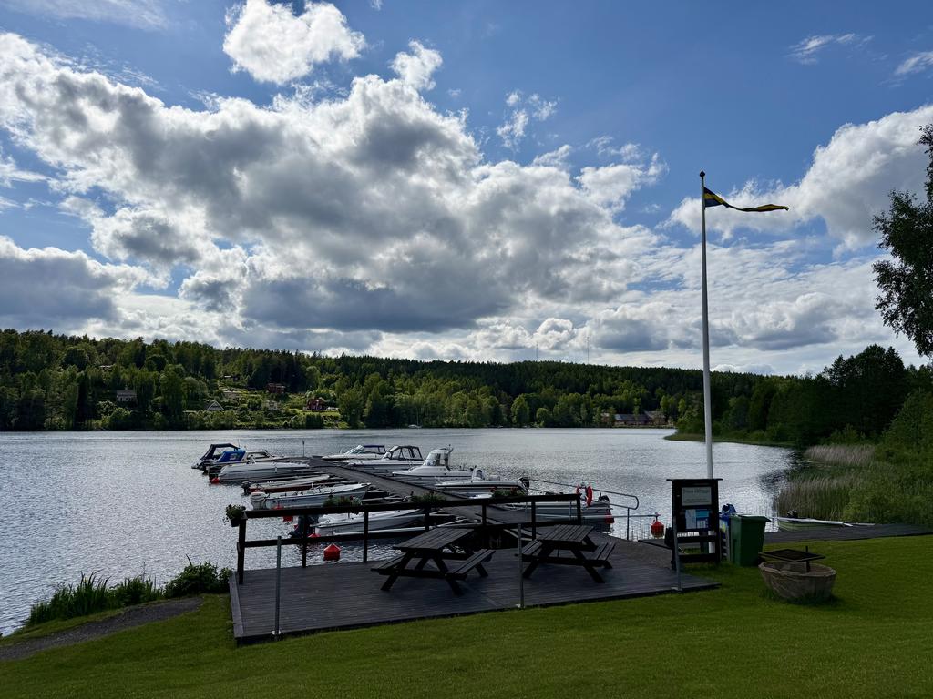 Småbåtshamn i närheten av fastigheten.
