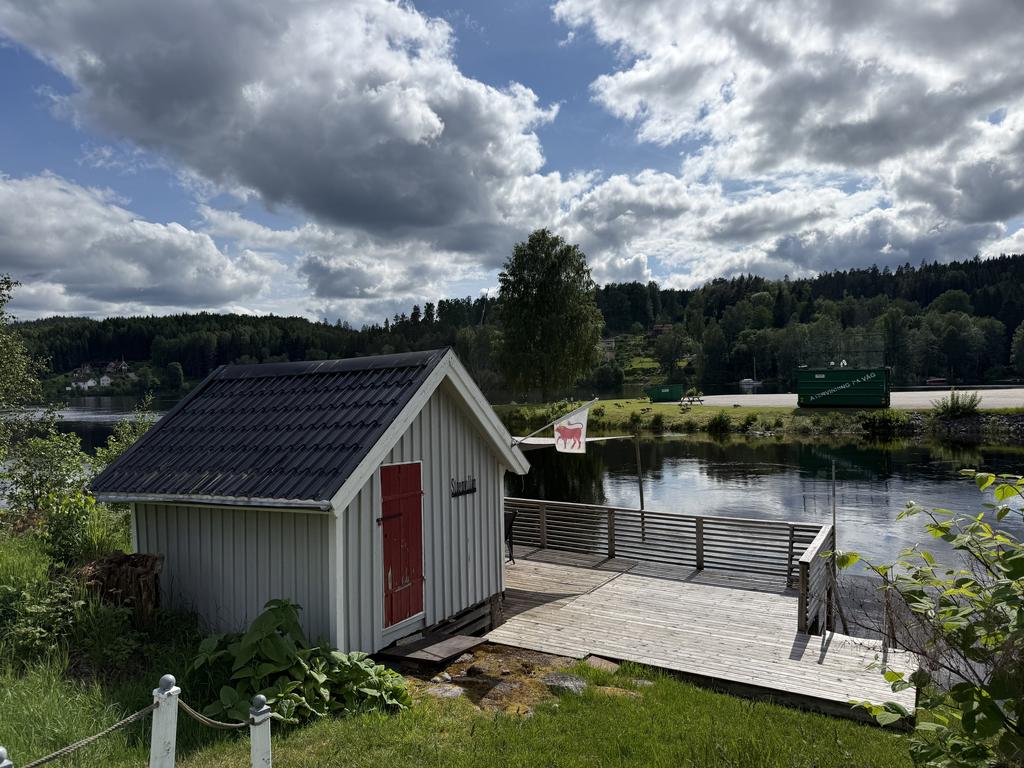 Gemensam brygga med sjöbod och uteplats.