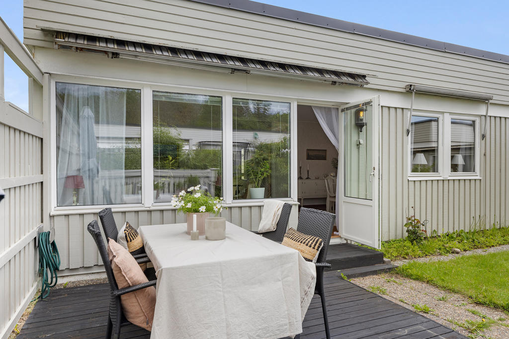 Stora fönsterpartier mot trädgården 