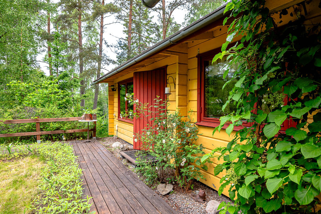 Lummig framsida mot entrén