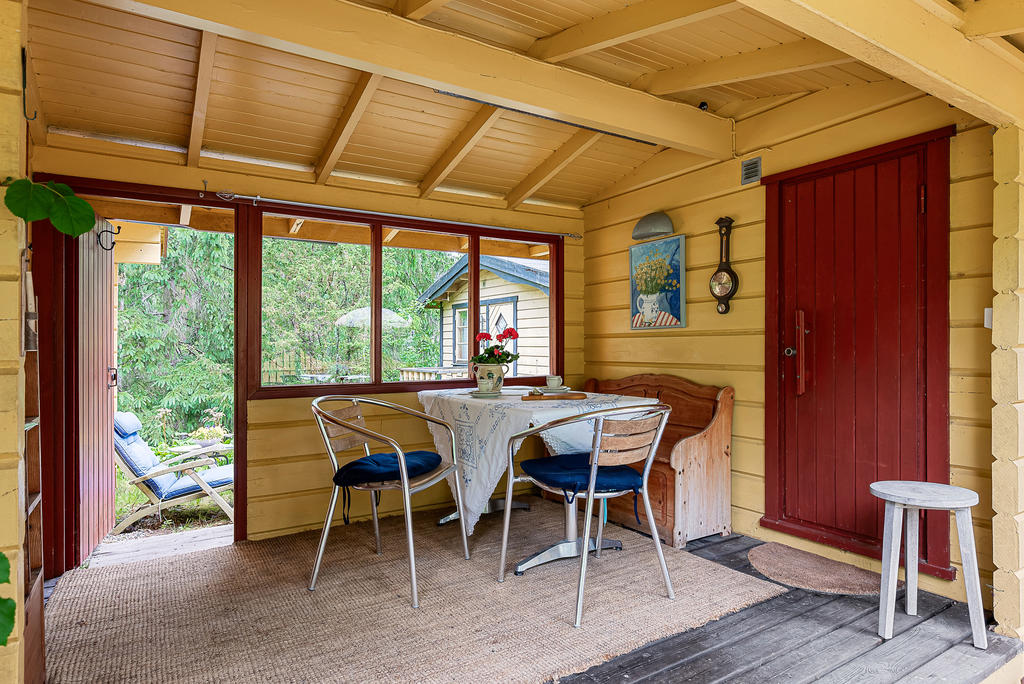 Altan med tak mellan bostadshus och bod