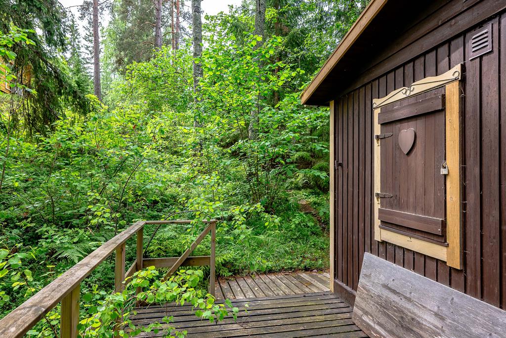 Förrådsbod på baksidan (bostadshuset anas till höger upp i bild)