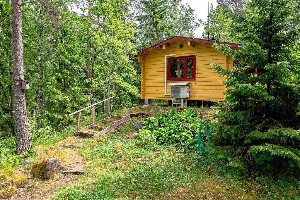 Trapp upp mot huset från husets västra sida