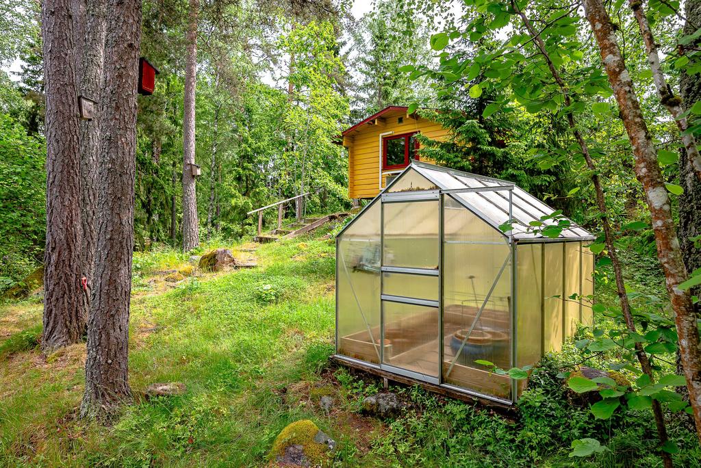 Växthus nere vid husets uppfart