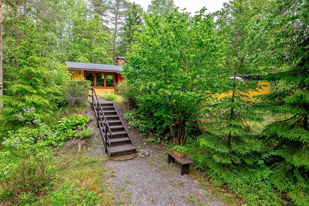 Trapp upp mot huset från lilla grusvägen nedanför