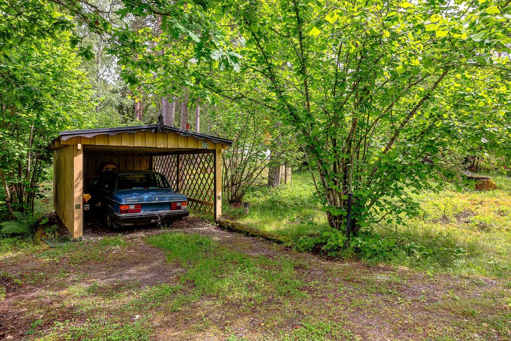 Uppfart med plats för en bil och med carport med plats för ännu en bil