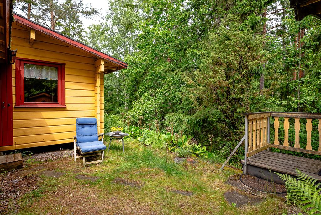 På husets baksida fortsätter tomten ner i skogen. Härlig, skyddad uteplats med morgonsol!