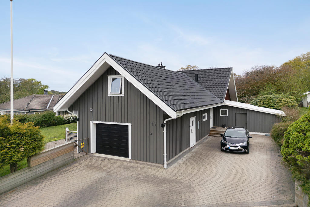 Garage samt stor uppfart 