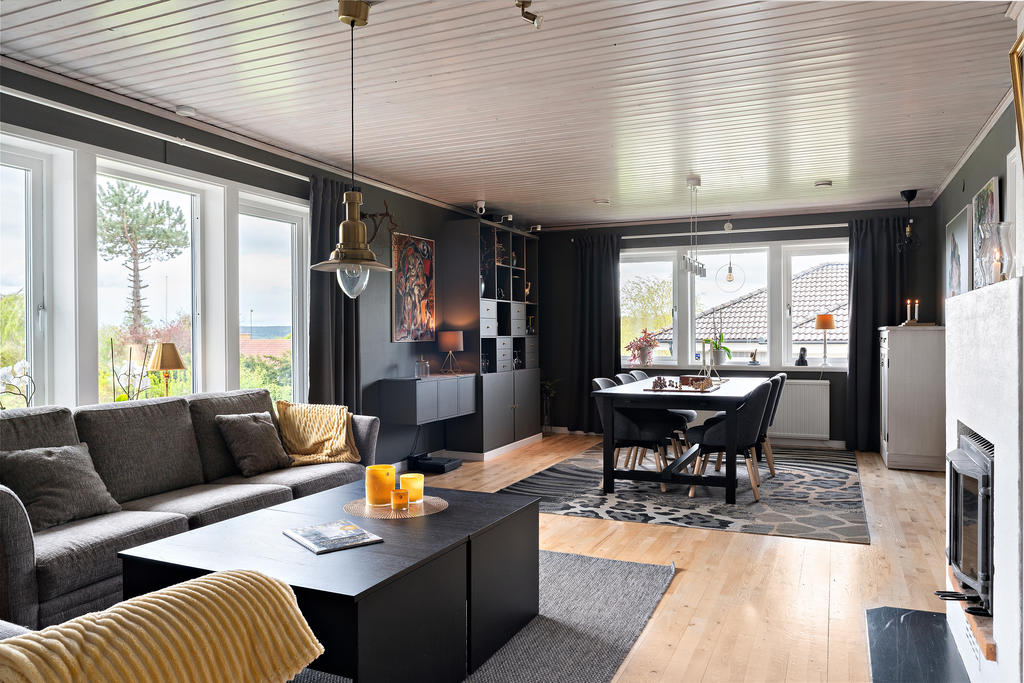 Stort vardagsrum med matplats