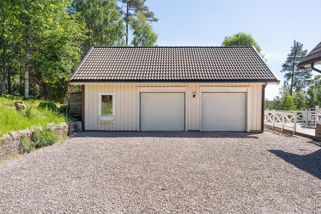 Stort dubbelgarage med plats för 2 st bilar och verkstadsdel.