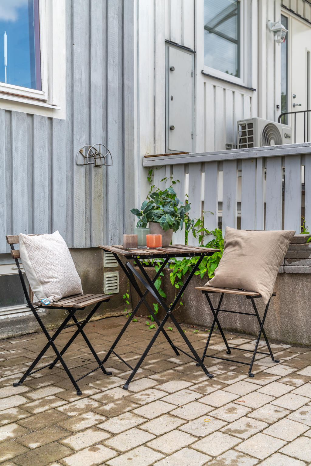 Stensatt uteplats vid entrén