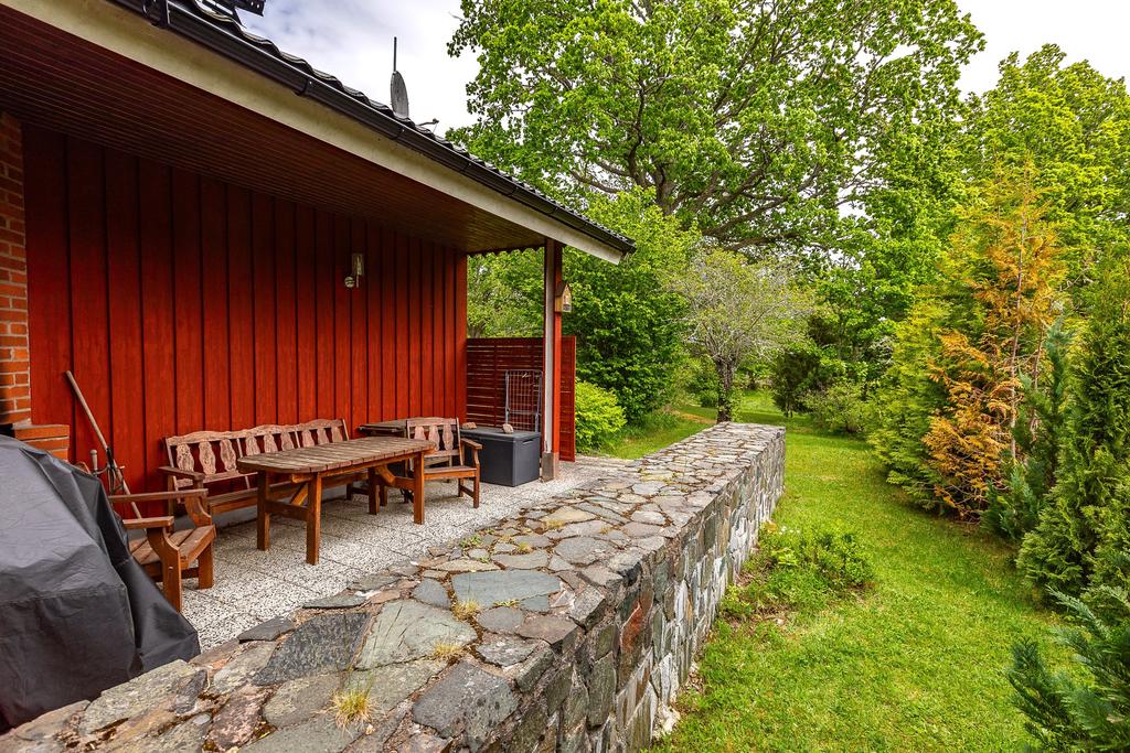Insynsskyddad uteplats med öppen spis