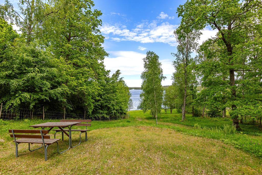 Picknikbord och väg ner till badplatsen