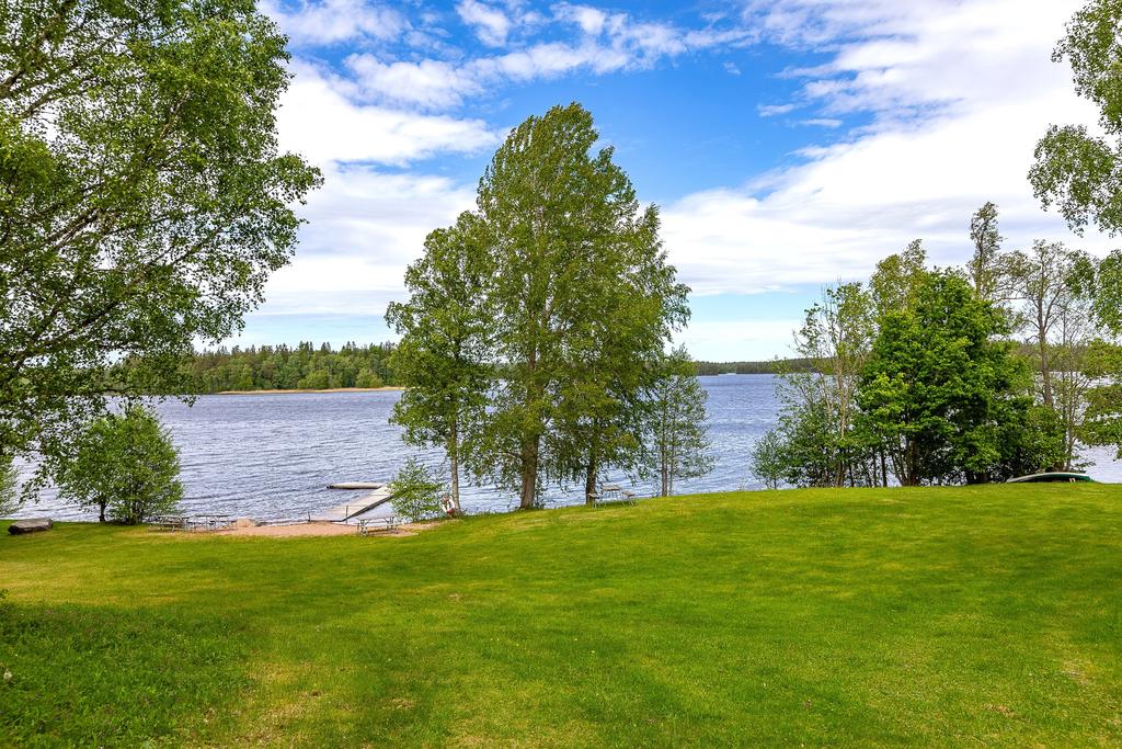 Badplats med badbrygga, picknikbord och grillplats
