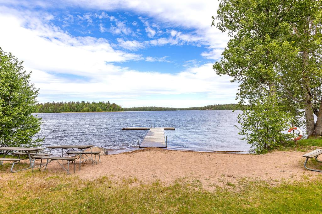 Badplats med badbrygga, picknikbord och grillplats 250 m från huset