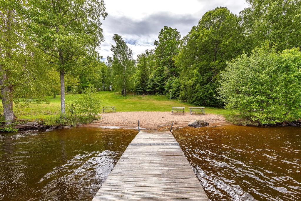 Badplats med badbrygga, picknikbord och grillplats 250 m från huset