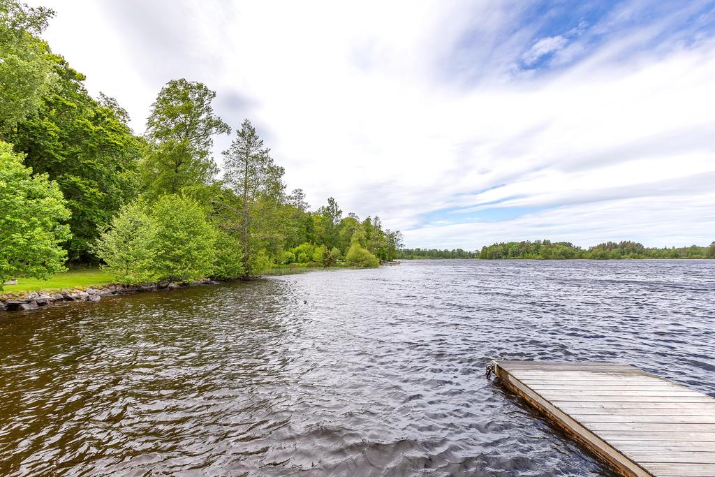 Badplats med badbrygga, picknikbord och grillplats 250 m från huset