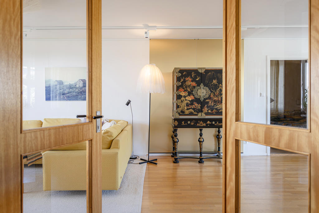 Vackra dubbeldörrar in till vardagsrum