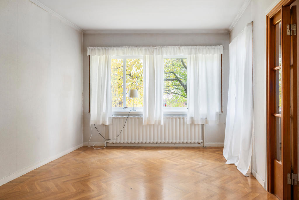 Matsal i anslutning till köket och med utgång till trädgården.