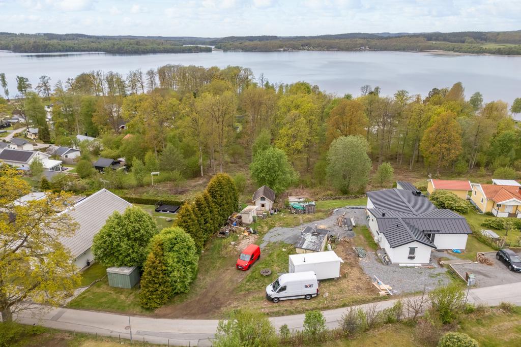 Vy över tomten och sjön