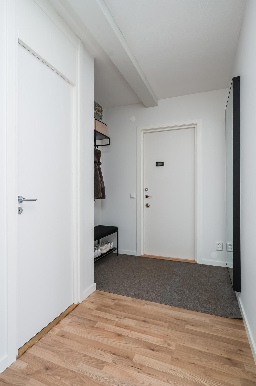Vy mot klädkammare/kontor och entré