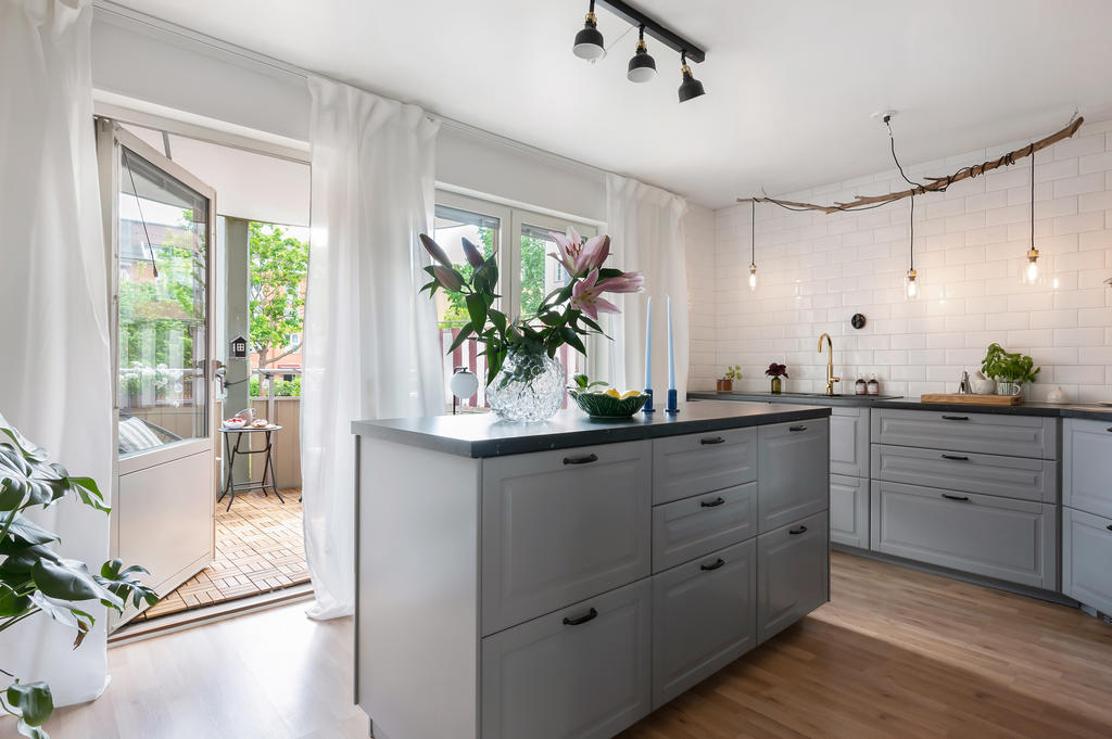 Modernt fräscht kök med utgång till bostadens balkong