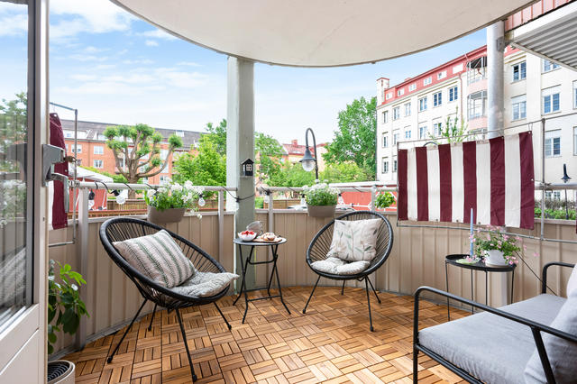 Trevlig balkong mot innergården