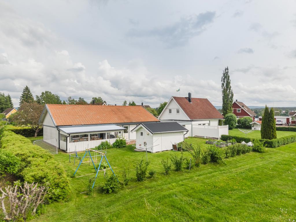 Allmänningen intill huset ger privat läge och extra yta för barn med spring i benen 